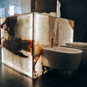 salle de bain en marbre rétro-éclairé