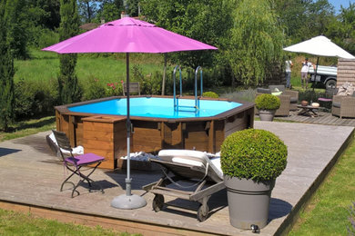 Diseño de piscina elevada tradicional renovada pequeña a medida en patio delantero con entablado