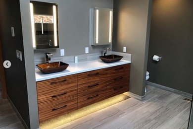 Foto de cuarto de baño doble y a medida actual de tamaño medio con armarios con paneles lisos y puertas de armario de madera oscura