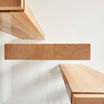 Kragarmtreppe mit Weißglas und wilder Eiche