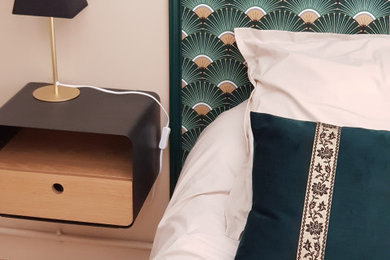 Idées déco pour une chambre parentale éclectique de taille moyenne avec un mur beige, sol en stratifié et aucune cheminée.