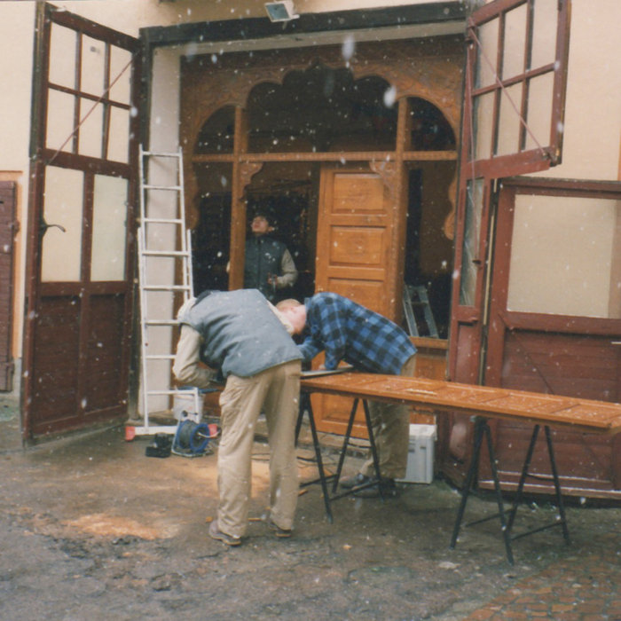 Ausbau des alten Eingangstores 1998 bei Schneefall. Das neue Tor habe ich nach meinen Vorstellungen entworfen und in Indien anfertigen lassen. Die Fensterscheiben wurden hier von der Tischlerei in Auf
