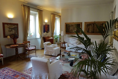 Photo of a traditional living room in Milan.