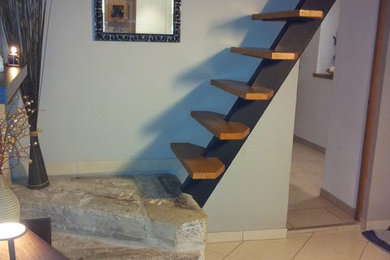 Idée de décoration pour un escalier minimaliste.