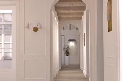 Foto de recibidores y pasillos bohemios con paredes beige, suelo de madera clara, suelo marrón, madera, panelado y iluminación