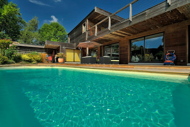 Cette photo montre une piscine tendance.