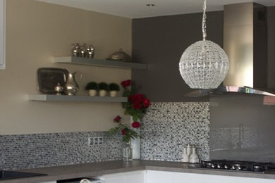 Photo of a modern kitchen in Bordeaux.