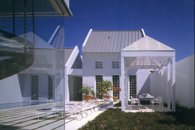 This is an example of a large modern two-storey stucco exterior in Miami.