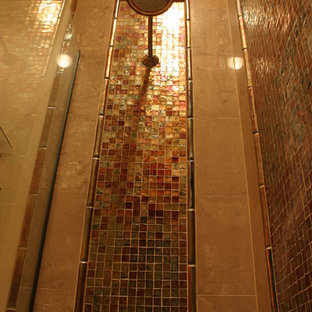 Esempio di una piccola stanza da bagno con doccia tropicale con lavabo a bacinella, top in vetro, doccia alcova, WC monopezzo, piastrelle multicolore, piastrelle di vetro, pareti beige e pavimento in ardesia