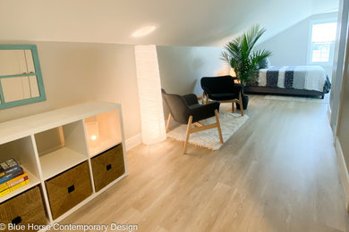 Foto de habitación de invitados nórdica pequeña con paredes grises, suelo vinílico y suelo marrón