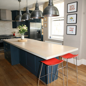 Approved Used Kitchen, Large In Frame Shaker with Bar