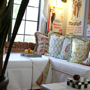 Cette image montre une petite salle de cinéma méditerranéenne fermée avec un mur gris et un sol en carreau de terre cuite.