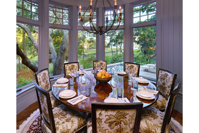 Example of a classic dining room design in Charleston
