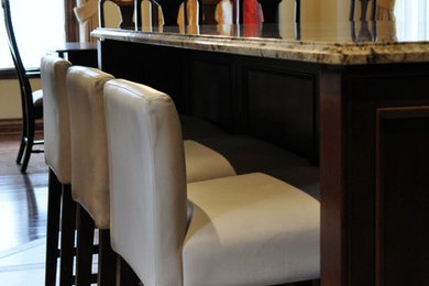 Inspiration for a timeless home bar remodel in Montreal