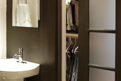 Example of a minimalist closet design in Dallas