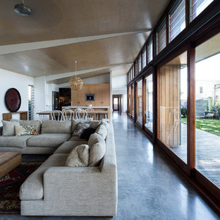 Inspiration för ett stort funkis allrum med öppen planlösning, med betonggolv och blått golv