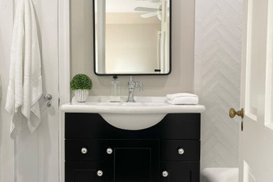 ワシントンD.C.にあるお手頃価格の小さなトランジショナルスタイルのおしゃれな浴室 (シェーカースタイル扉のキャビネット、黒いキャビネット、セラミックタイル、洗面台1つ) の写真