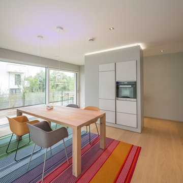 Essbereich, Küche und Garderobenschrank der Gästewohnung