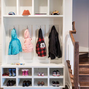 Foto på ett mellanstort retro kapprum, med vita väggar och mörkt trägolv