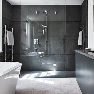 Esempio di una stanza da bagno minimalista con pavimento in pietra calcarea