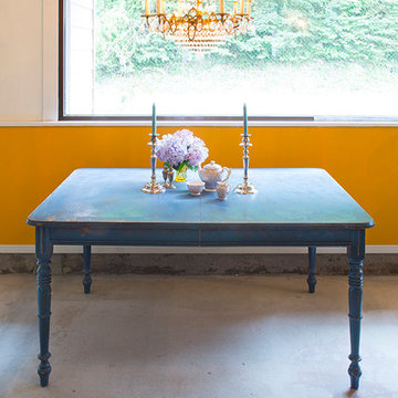 ブルーのアンティークテーブル