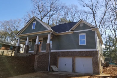 Medium sized and green classic two floor detached house in Atlanta with concrete fibreboard cladding.