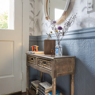 Idéer för en liten eklektisk foajé, med grå väggar, mellanmörkt trägolv, en enkeldörr och en vit dörr