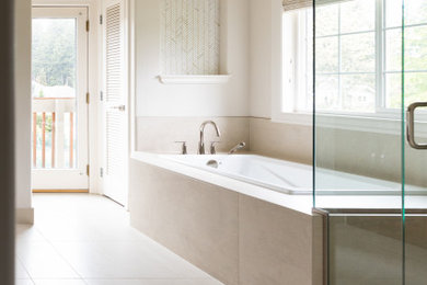 Diseño de cuarto de baño clásico renovado con bañera encastrada, ducha esquinera, suelo de baldosas de porcelana, suelo beige y ducha con puerta con bisagras