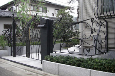 東京都下にあるトランジショナルスタイルのおしゃれな家の外観の写真