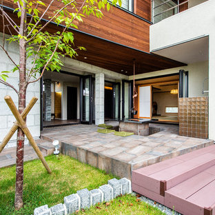 神戸の中サイズのアジアンスタイルのおしゃれな前庭のテラス (ファイヤーピット、タイル敷き、張り出し屋根) の写真