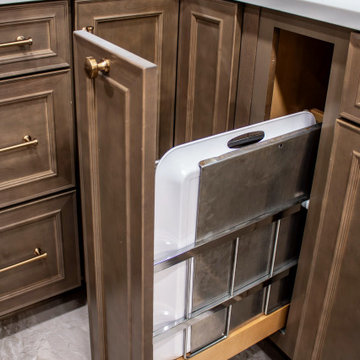 Maple Stained Shaker Kitchen Cabinets with Peninsula Bar