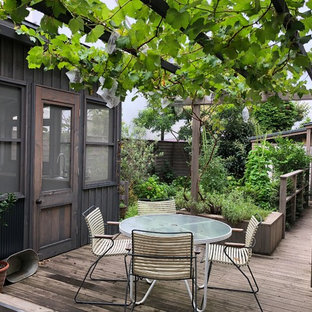 東京23区のコンテンポラリースタイルのおしゃれな裏庭のデッキ (コンテナガーデン、パーゴラ) の写真