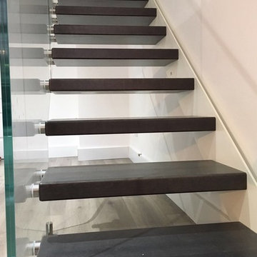 Escalera y barandilla de vidrio