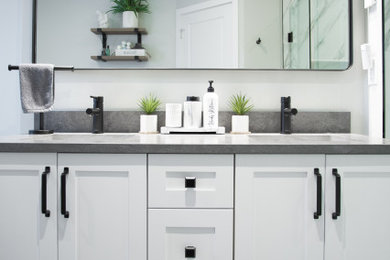 Inspiration for a modern bathroom remodel in Toronto