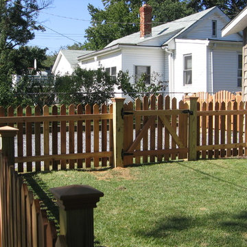 Wood Pointed Picket Fence 2