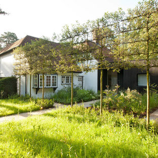 ロンドンのカントリー風おしゃれな庭 (庭への小道、半日向、天然石敷き) の写真