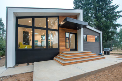 Example of an arts and crafts home design design in Vancouver