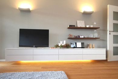 Photo of a family room in Frankfurt with grey walls.