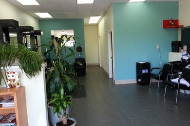 Example of a transitional home design design in Seattle