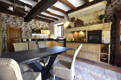 Cette photo montre une cuisine nature en L et bois clair fermée et de taille moyenne avec un évier 2 bacs, une crédence noire et une crédence en granite.