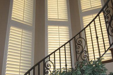 Mid-sized elegant spiral metal railing staircase photo in Other