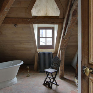 Exemple d'une salle de bain chic.