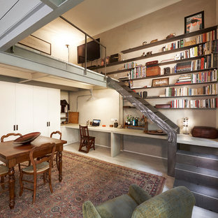 ミラノの中サイズの地中海スタイルのLDKの画像 (白い壁、暖炉なし)