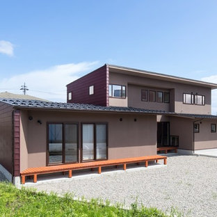 他の地域のコンテンポラリースタイルのおしゃれな二階建ての家 (混合材サイディング、茶色い外壁、片流れ屋根、戸建、金属屋根) の写真
