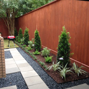 ヒューストンの小さいモダンスタイルのおしゃれな裏庭のテラス (コンクリート敷き 、日よけなし) の写真