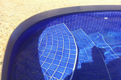 Aménagement d'une piscine arrière moderne de taille moyenne.