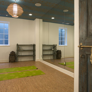 ミネアポリスの地中海スタイルのおしゃれなヨガスタジオ (白い壁、コルクフローリング) の写真