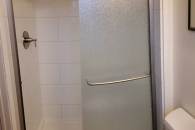 Imagen de cuarto de baño principal de tamaño medio con ducha empotrada y ducha con puerta corredera