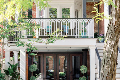 Modelo de fachada de casa pareada multicolor clásica renovada de tamaño medio con revestimiento de ladrillo
