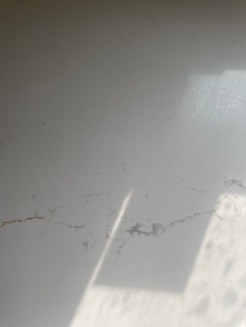 Countertop unmatched veining and uneven seam